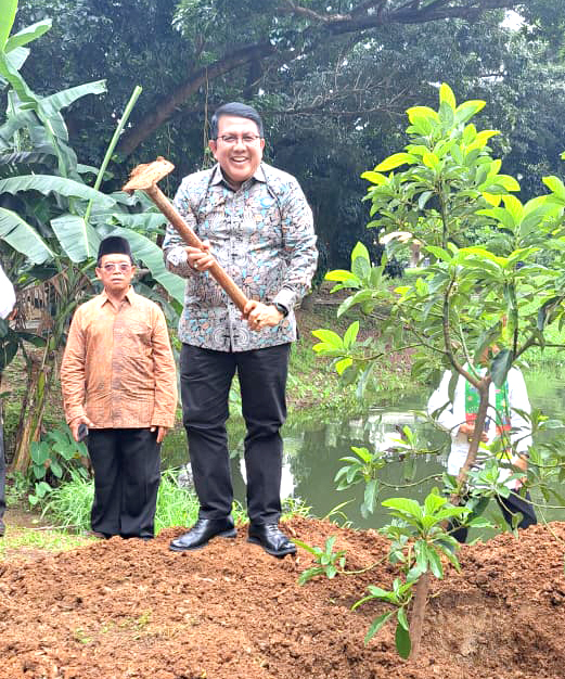 Menghadiri Acara Dies Natalis 75 Tahun ISTN. Dilanjutkan dengan kegiatan penanaman pohon Alpukat Cempedak dan Pelepasan benih ikan sebanyak 5000 ekor di lahan dan danau ISTN.